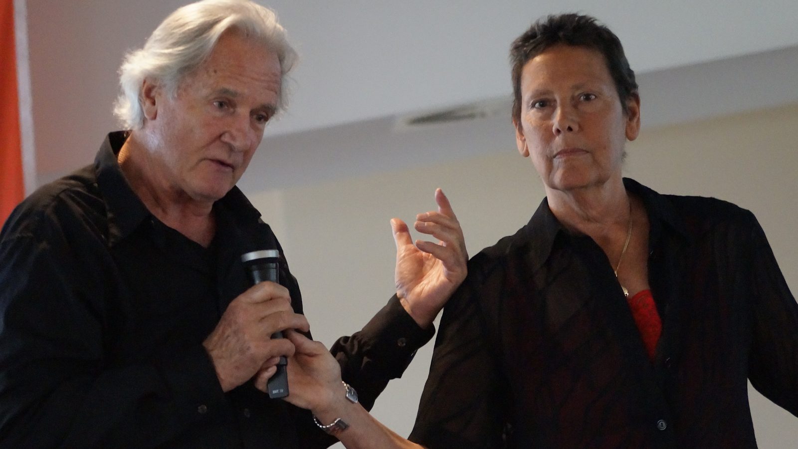 Dr. Frank Hatch am Mikrofon und Dr. Lenny Maietta bei einem Vortrag, 2014